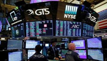 متعاملون أثناء التداول في البورصة الأمريكية