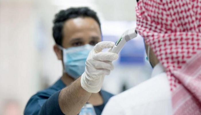 شخص يخضع لفحص فيروس كورونا في السعودية
