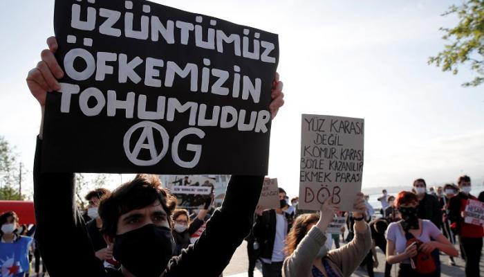 متظاهرون أتراك يرفعون لافتات احتجاجية ضد أردوغان في اسطنبول