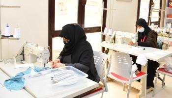 بحرينيات يعكفن على صناعة كمامات من القماش للوقاية من فيروس كورونا