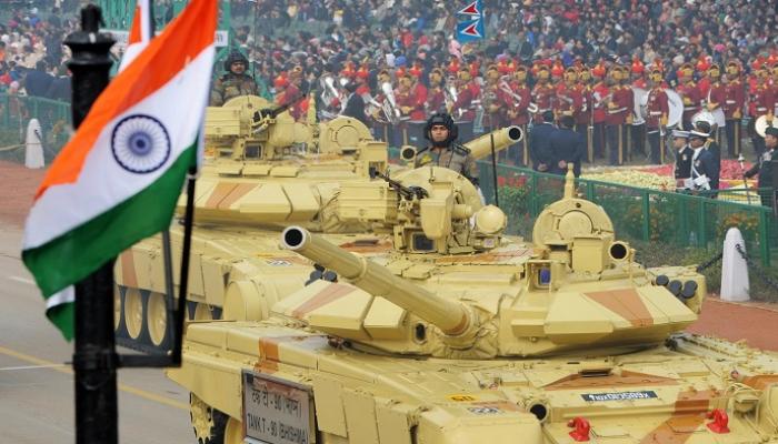 دبابات ترفع علم دولة الهند - أرشيفية