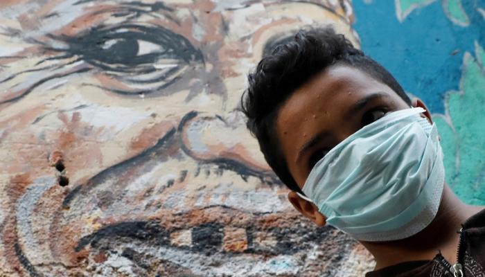 طفل مصري يرتدي الكمامة للوقاية من فيروس كورونا