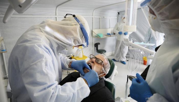 طبيب أردني يفحص أحد المشتبه إصابتهم بفيروس كورونا