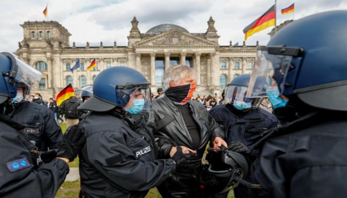 الشرطة الألمانية تؤمن المظاهرات 
