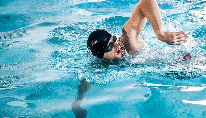 السباحة رياضة مثالية لرشاقة القوام