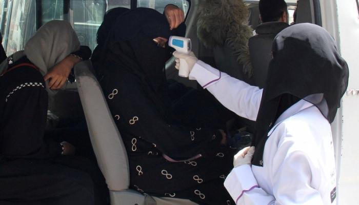 طبيبة يمنية تستخدم جهاز قياس درجة الحرارة
