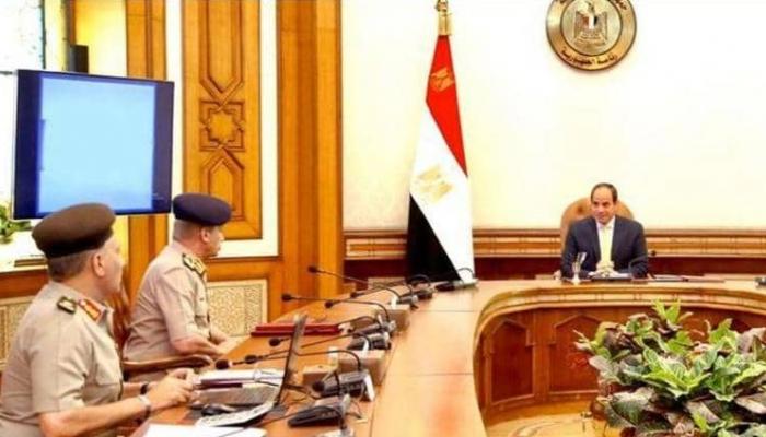 الرئيس المصري خلال اجتماعه بوزير الدفاع ورئيس الأركان