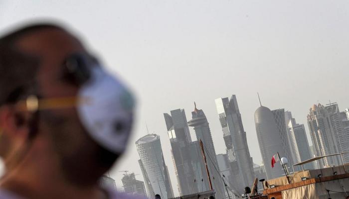 شخص يرتدي الكمامة في الدوحة
