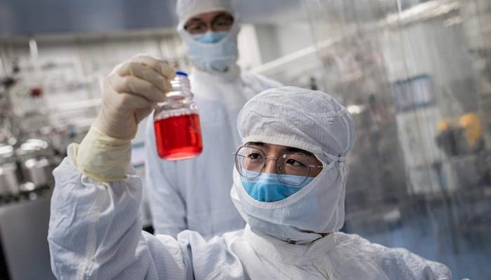 باحثون في مختبر لإنتاج لقاح لكورونا