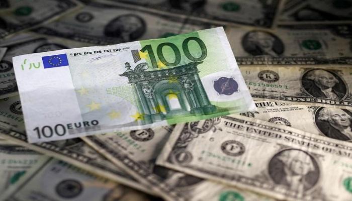 عملات ورقية من الدولار الأمريكي واليورو الأوروبي