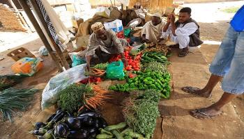 بائع خضار في السودان - رويترز