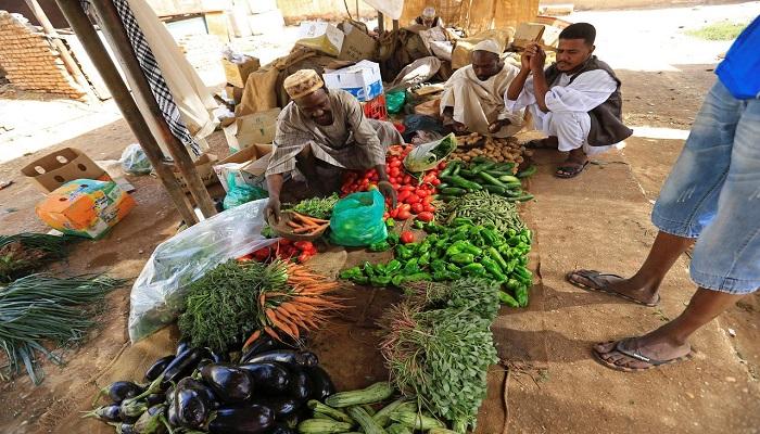 بائع خضار في السودان - رويترز