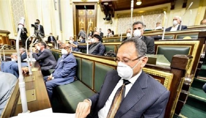 أعضاء البرلمان المصري يرتدون الكمامات بإحدى الجلسات