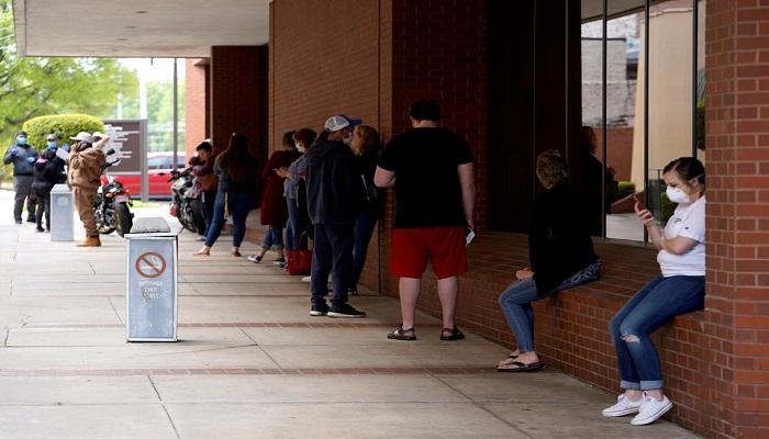 أشخاص فقدوا وظائفهم يقدمون ملف البطالة في ولاية أركنساس