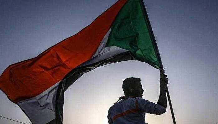 علم السودان يرفرف في سماء الخرطوم - أرشيفية