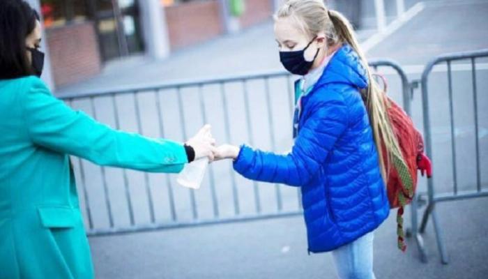 سيدتان تستخدمان وسائل الحماية من فيروس كورونا - أرشيفية
