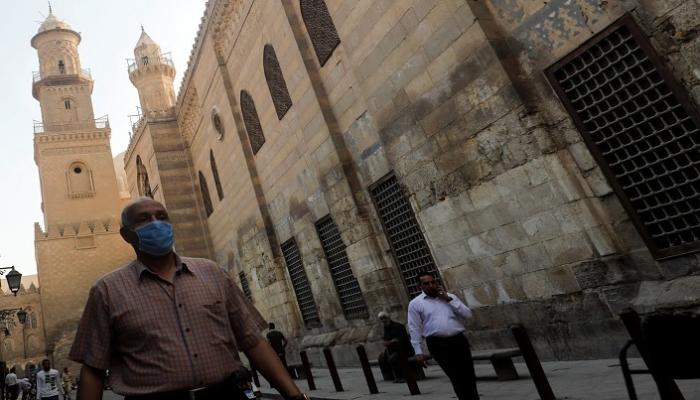 شخص يرتدي كمامة للوقاية من عدوى كورونا بمصر