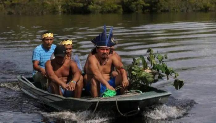 رجال القبيلة أثناء عودتهم من رحلة جلب الأعشاب