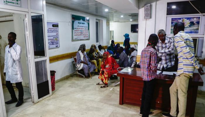 سودانيون ينتظرون دورهم لإجراء الفحوص الطبية في مستشفى بالسودان