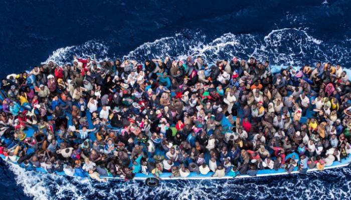 قارب مهاجرين غير شرعيين في البحر المتوسط - أرشيفية