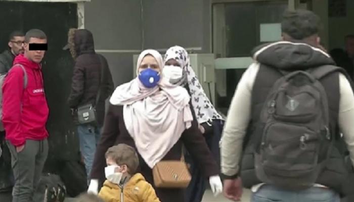 جزائريون يرتدون الكمامات خشية كورونا - أرشيفية