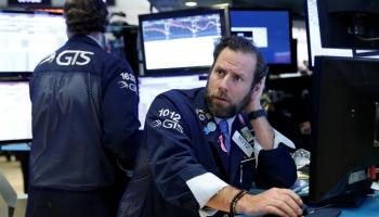 متعاملون أثناء التداول في البورصة الأمريكية