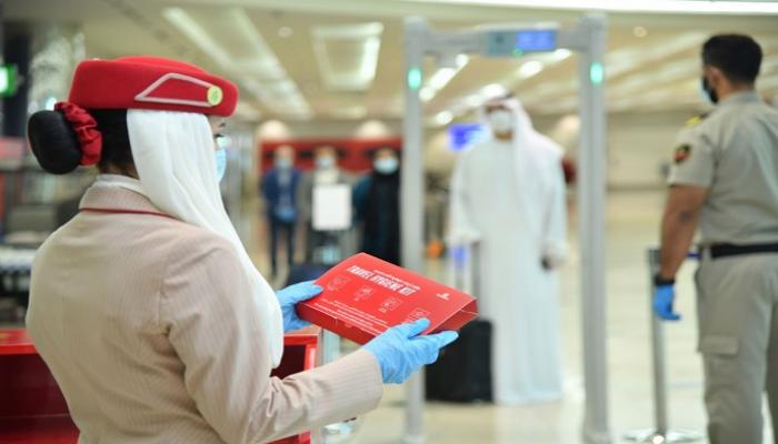 توزيع عبوات المستلزمات الواقية لعملاء طيران الإمارات