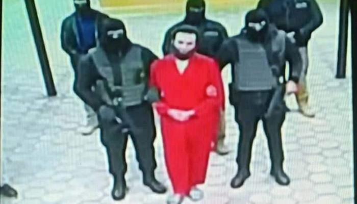 الإرهابي هشام عشماوي في طريقه للإعدام