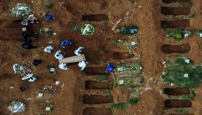  صفوف من قطع الأراضي المفتوحة في مقبرة فورموزا - أ.ف.ب