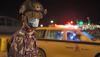 الشرطة العمانية تحرر مخالفات ضد الأفراد لعدم ارتداء الكمامات