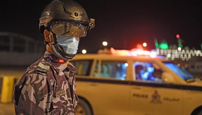 الشرطة العمانية تحرر مخالفات ضد الأفراد لعدم ارتداء الكمامات