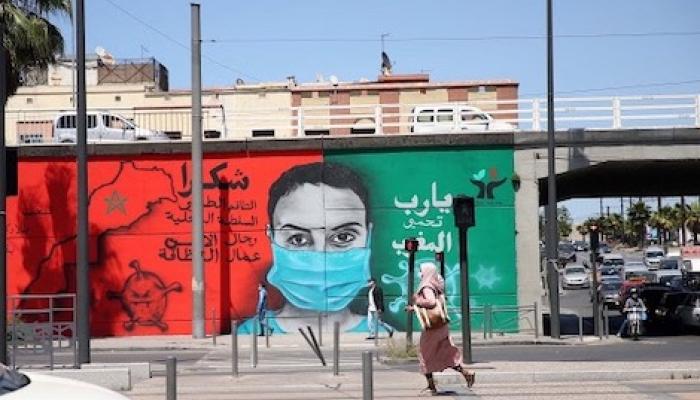 جرافيتي بأحد شوارع المغرب يدعو إلى ارتداء الكمامة وحماية البلاد