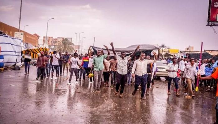 سودانيون خلال مشاركتهم بمظاهرات ديسمبر- أرشيفية