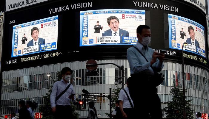  شاشات تبث المؤتمر الصحفي لرئيس الوزراء الياباني