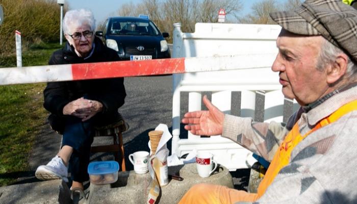 محبان مسنان على الحدود الدنماركية الألمانية يرتشفان القهوة
