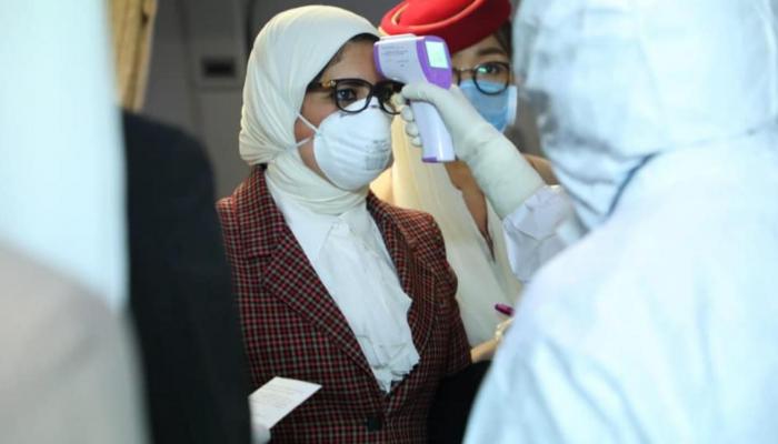 وزيرة الصحة المصرية أثناء خضوعها لإجراءات الكشف عن كورونا