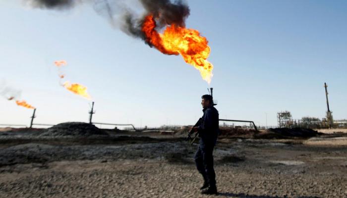 رجل أمن عراقي قرب أحد آبار النفط