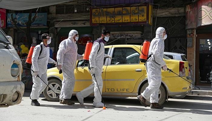 عاملون في القطاع الطبي خلال تطهير شوارع دمشق من كورونا- أرشيفية