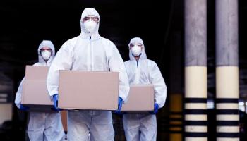 عناصر من التمريض تحمل أدوية للمساعدة في علاج كورونا