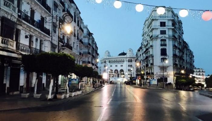 شوارع الجزائر فارغة بعد فرض حظر التجول أول أيام العيد