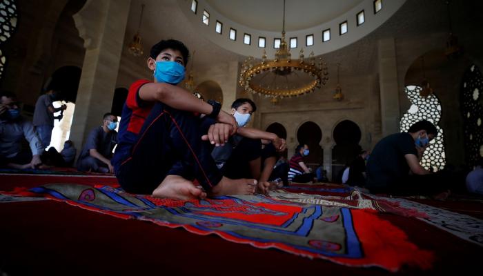 طفل يرتدي كمامة بأحد مساجد غزة