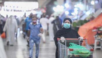 سيدة ترتدي كمامة للوقاية من فيروس كورونا