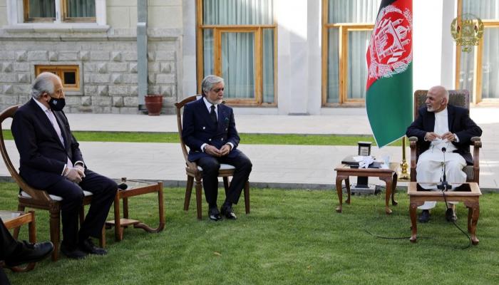 الرئيس الأفغاني وعبدالله عبدالله مع المبعوث الأمريكي
