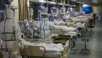 مصابون بكورونا في غرف الرعاية لتلقي العلاج