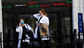  أفراد الطاقم الطبي أمام بورصة وول ستريت 