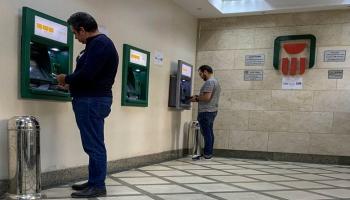 عملاء أمام ماكينات صرافة تابعة للبنك الأهلي المصري - رويترز