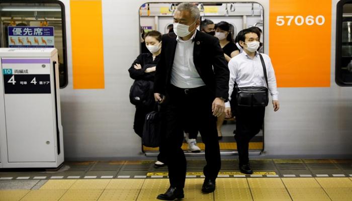 يابانيون يرتدون أقنعة للوقاية من فيروس كورونا - رويترز