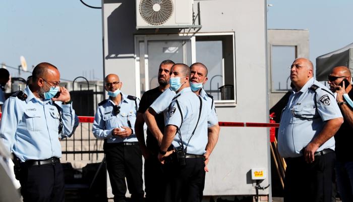 رجال شرطة يرتدون كمامات للوقاية من فيروس كورونا في إسرائيل