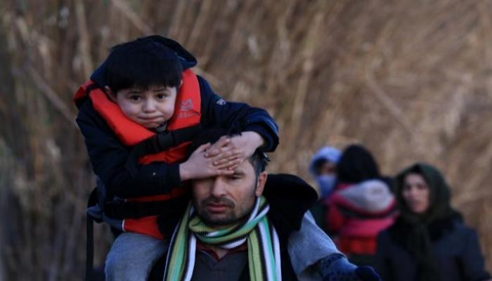 لاجئون سوريون في طريقهم إلى الحدود التركية اليونانية - رويترز