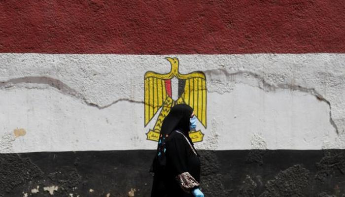 مصرية ترتدي الكمامة للوقاية من فيروس كورونا